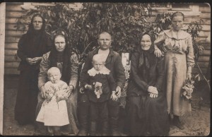 Ma grand-mère jeune à droite avec sa famille